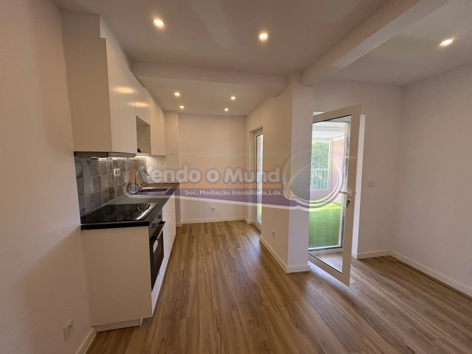 Apartamento T2 para Venda em Queluz e Belas Foto 1