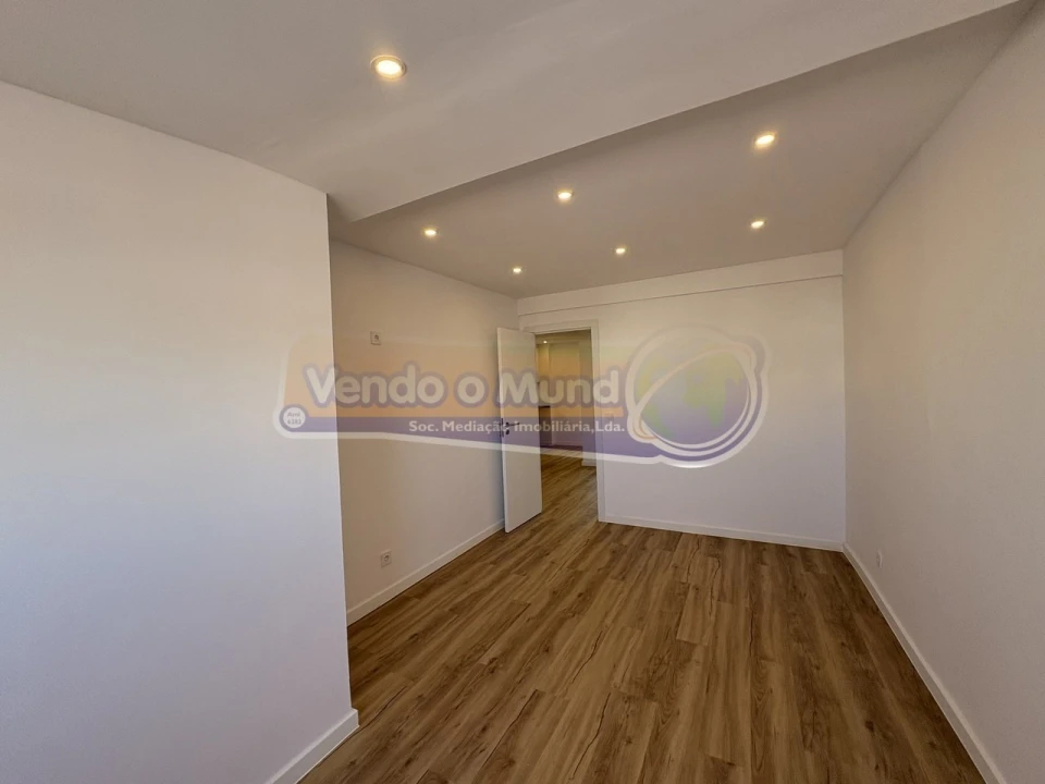 Apartamento T2 para Venda em Queluz e Belas Foto 17