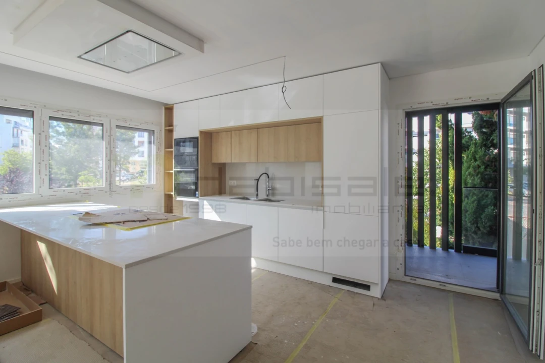Apartamento T3 para Venda em Charneca de Caparica e Sobreda Foto 1