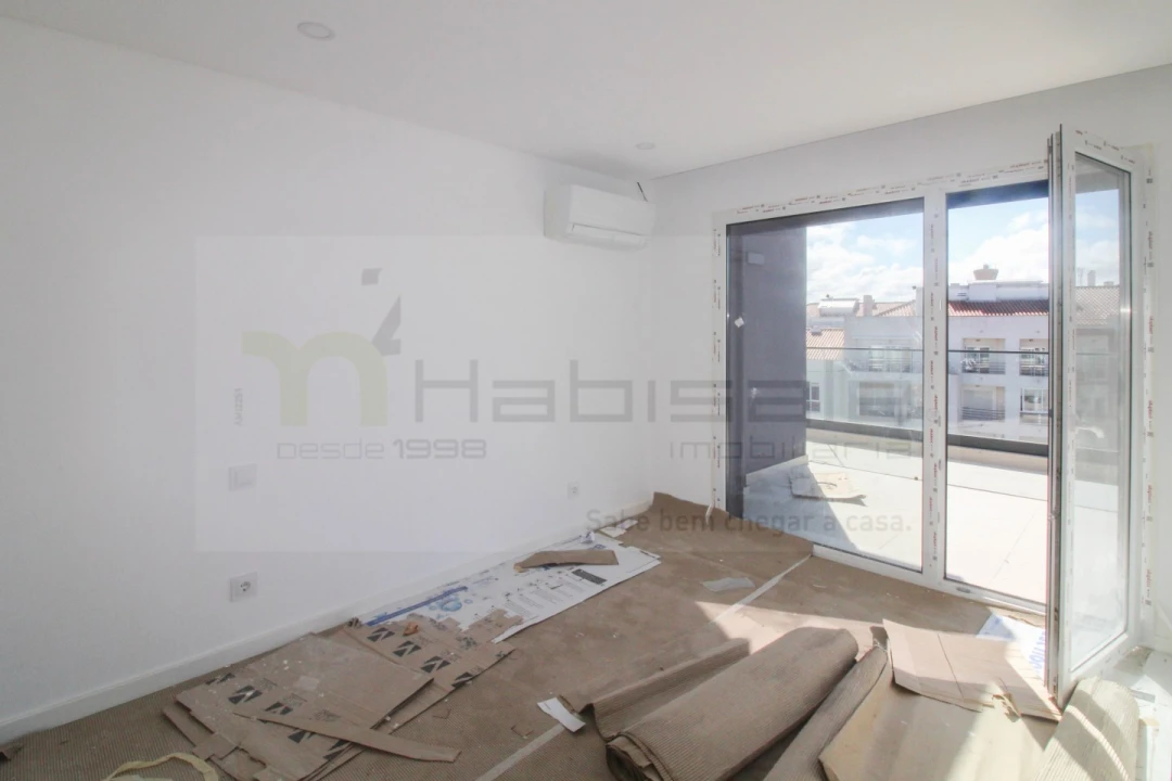 Apartamento T3 para Venda em Charneca de Caparica e Sobreda Foto 32