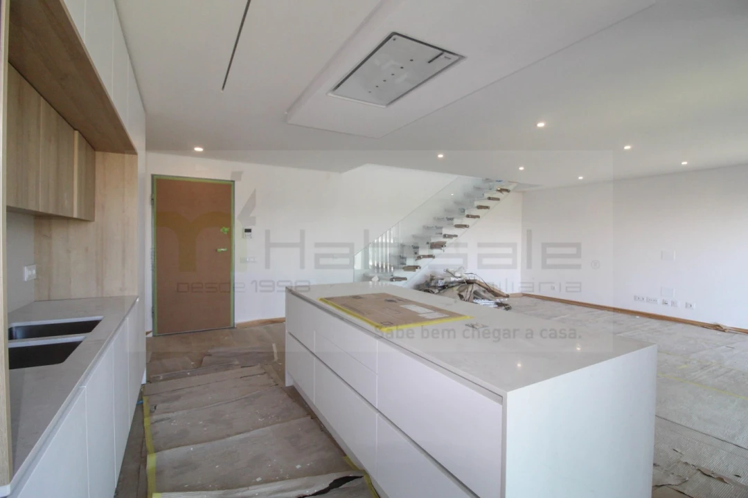 Apartamento T3 para Venda em Charneca de Caparica e Sobreda Foto 1