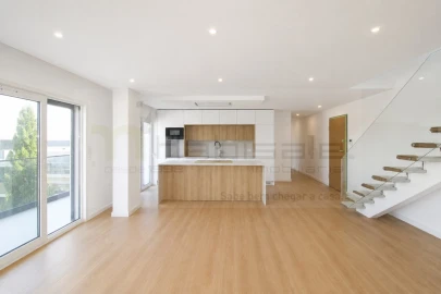 Apartamento T3 para Venda em Charneca de Caparica e Sobreda
