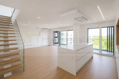 Apartamento T3 para Venda em Charneca de Caparica e Sobreda