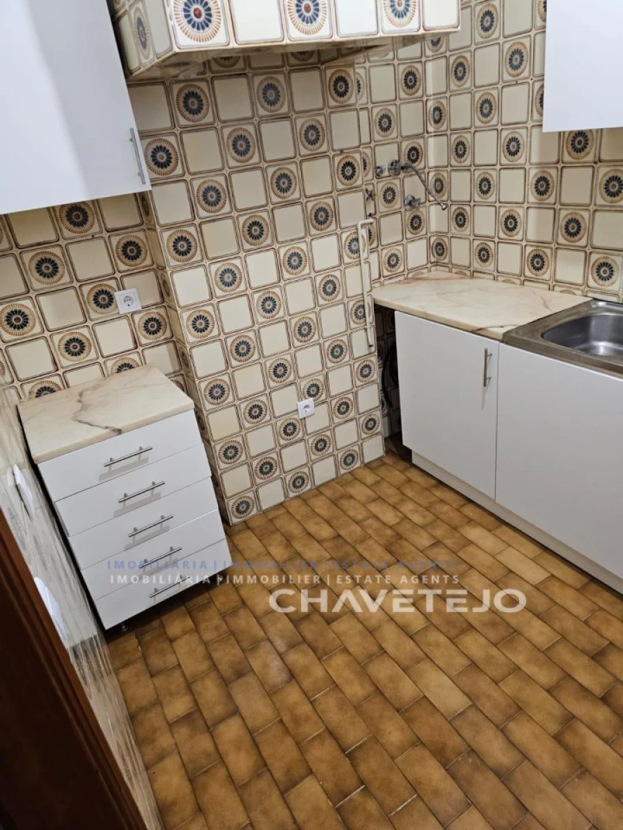 Apartamento T1 para Venda em São João Baptista e Santa Maria dos Olivais Foto 2