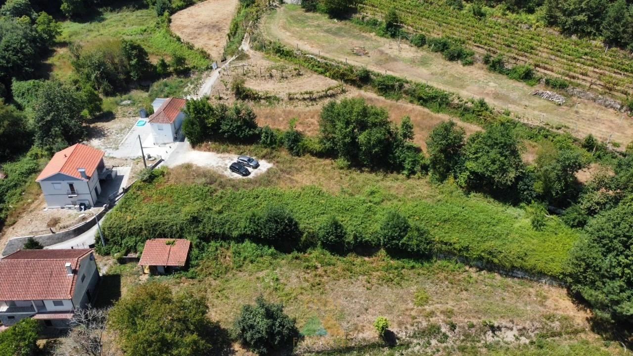 Terreno para Venda em Guilhadeses e Santar Foto 12