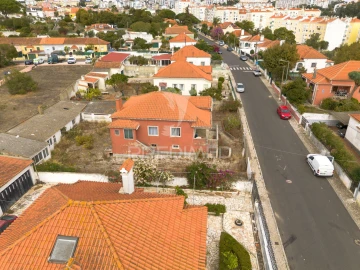 Moradia T4 para Venda em Rio de Mouro