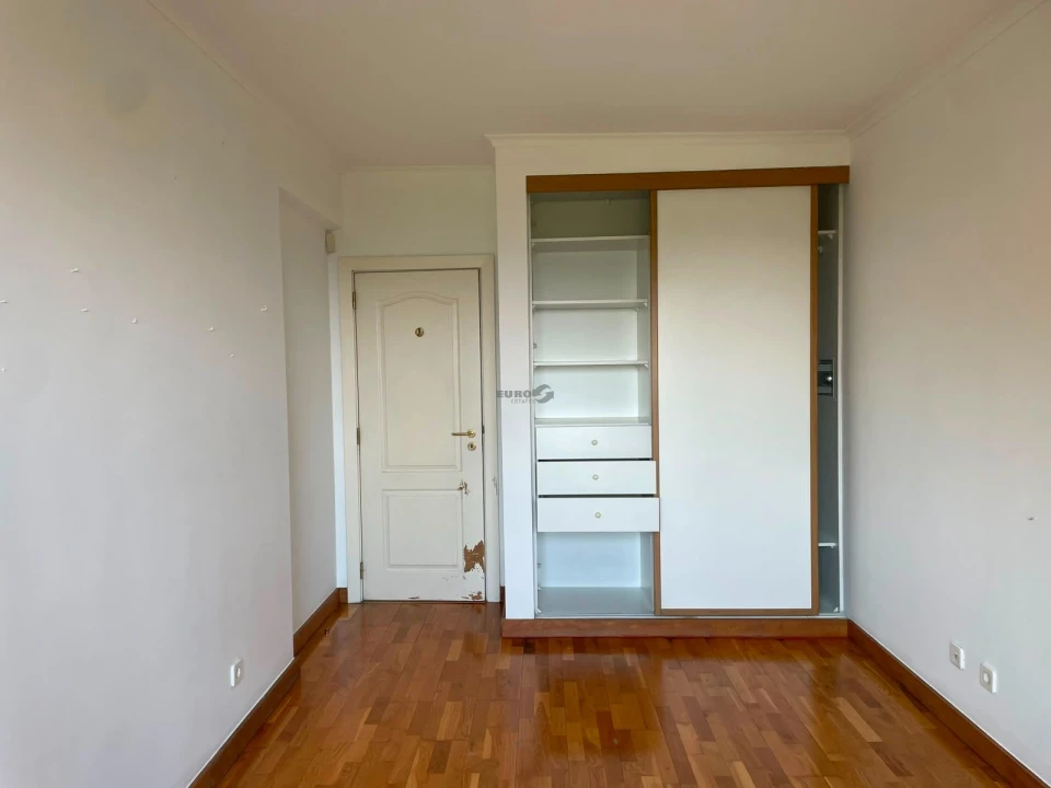 Apartamento T1 para Venda em Carcavelos e Parede Foto 6