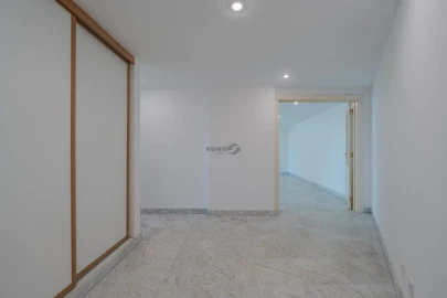 Apartamento T1 para Venda em Carcavelos e Parede
