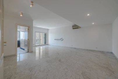 Apartamento T1 para Venda em Carcavelos e Parede