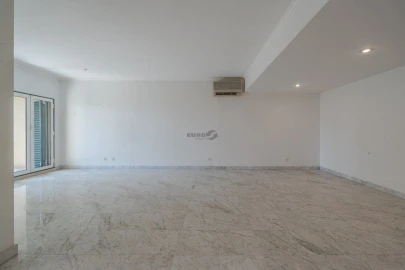 Apartamento T1 para Venda em Carcavelos e Parede