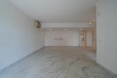 Apartamento T1 para Venda em Carcavelos e Parede