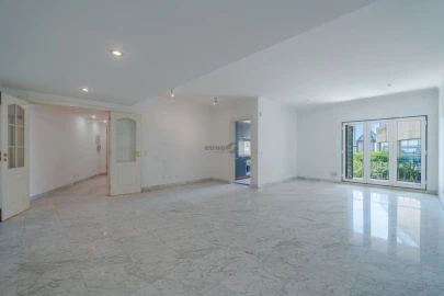 Apartamento T1 para Venda em Carcavelos e Parede