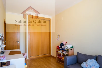 Moradia T3 para Venda em Ferreiras