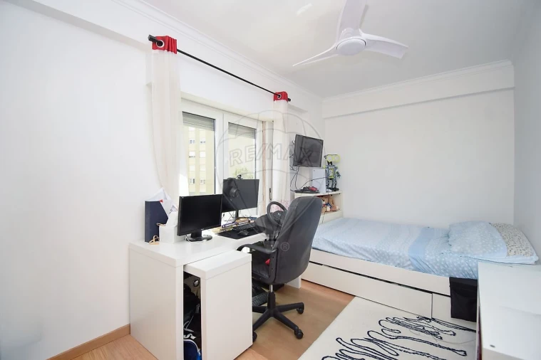 Apartamento T3 para Venda em Santo António dos Cavaleiros e Frielas Foto 2