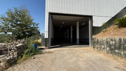 Armazém para Arrendamento em Nespereira
