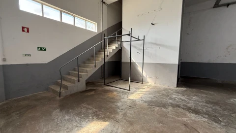 Armazém para Arrendamento em Nespereira