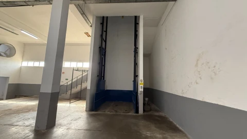 Armazém para Arrendamento em Nespereira