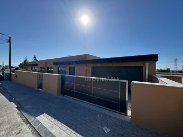 Moradia T3 para Venda em Escapães