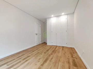 Apartamento T4 para Venda em Póvoa de Varzim, Beiriz e Argivai