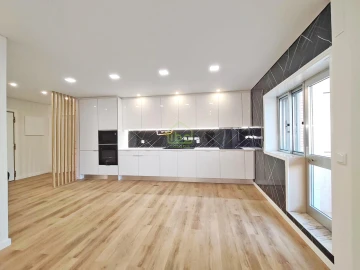 Apartamento T4 para Venda em Póvoa de Varzim, Beiriz e Argivai