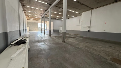 Armazém para Arrendamento em Nespereira