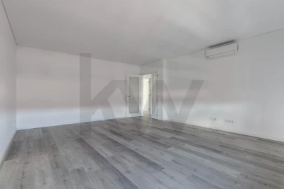 Apartamento T3 para Arrendamento em Mina de Água