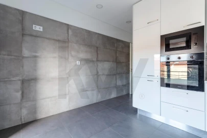 Apartamento T3 para Arrendamento em Mina de Água