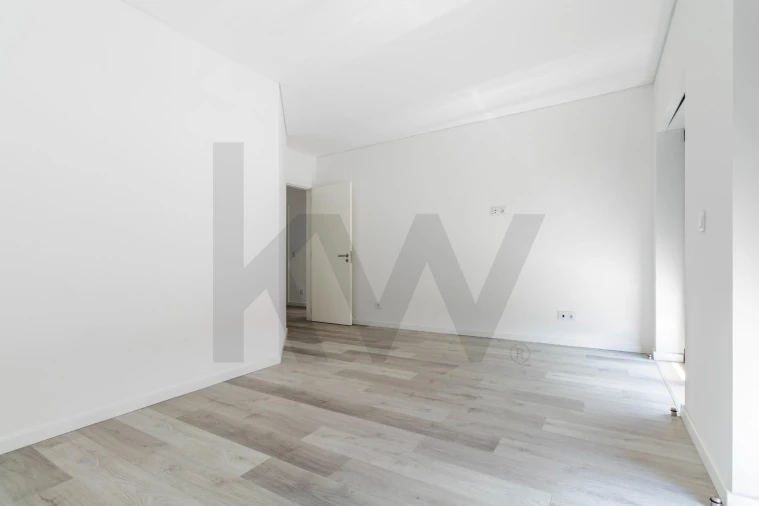 Apartamento T3 para Arrendamento em Mina de Água Foto 16