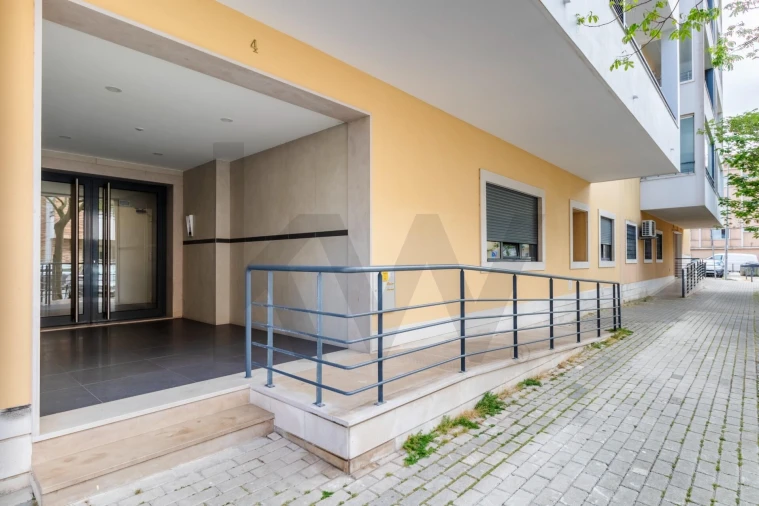 Apartamento T3 para Arrendamento em Mina de Água Foto 38