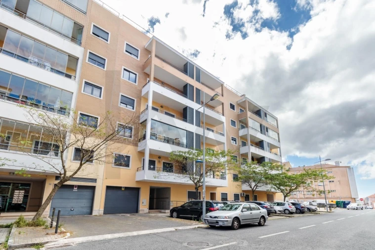 Apartamento T3 para Arrendamento em Mina de Água Foto 40