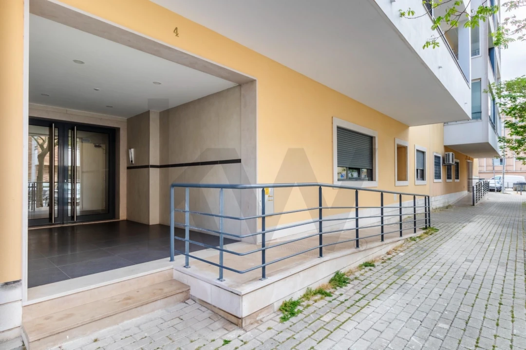 Apartamento T3 para Arrendamento em Mina de Água Foto 38