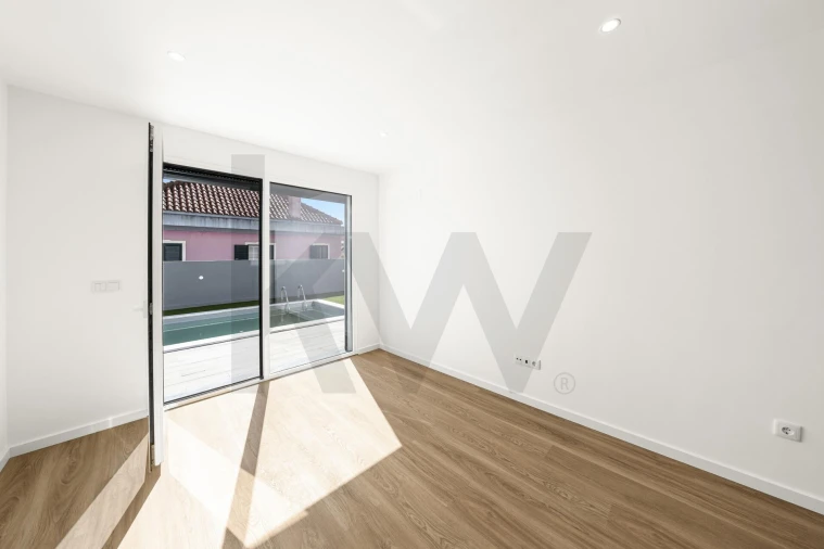 Moradia T5 para Venda em Porto Salvo Foto 37