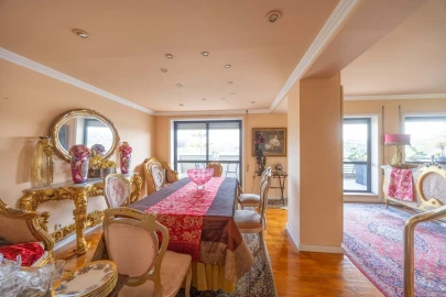 Apartamento T5 para Venda em Campanhã