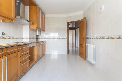Apartamento T2 para Venda em Agualva e Mira-Sintra