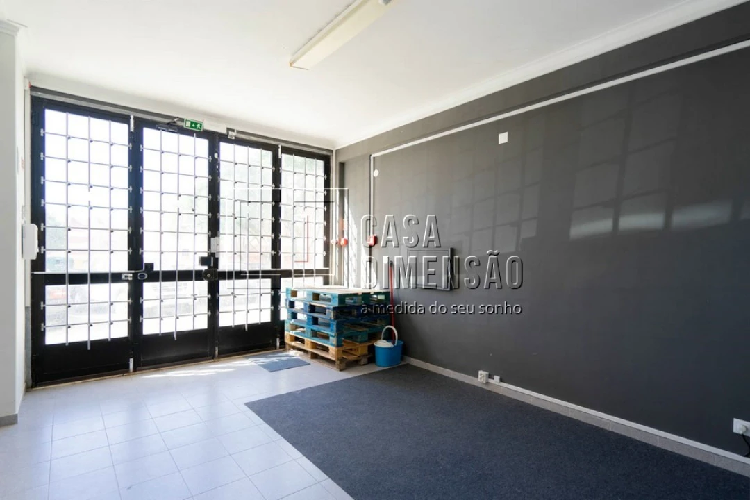 Loja para Arrendamento em Venteira Foto 4