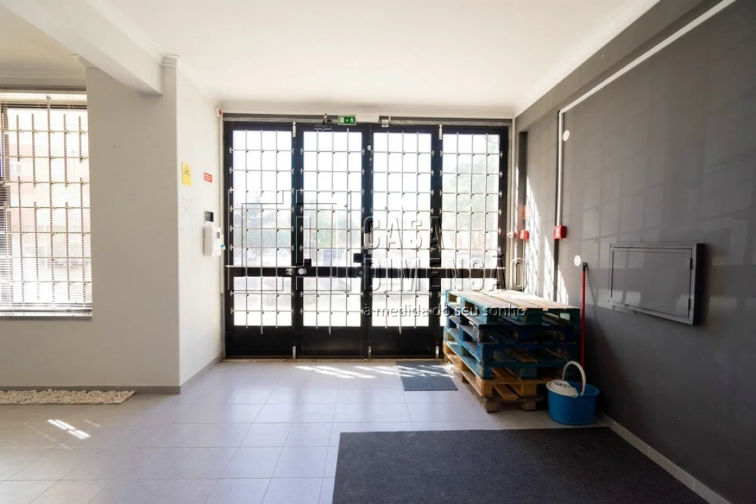 Loja para Arrendamento em Venteira Foto 5