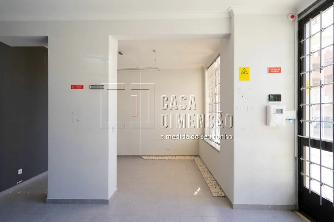 Loja para Arrendamento em Venteira Foto 7