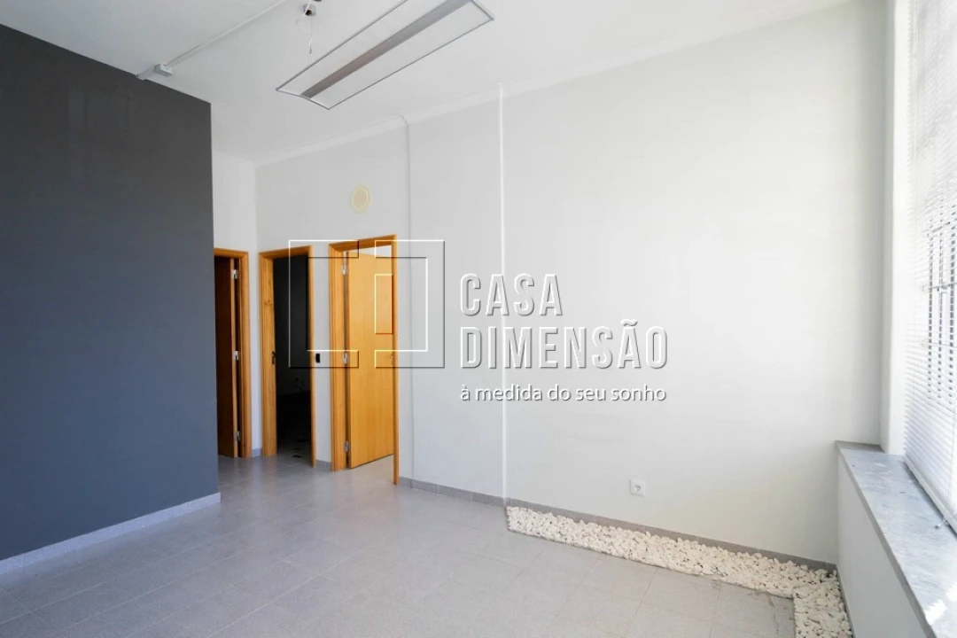Loja para Arrendamento em Venteira Foto 8