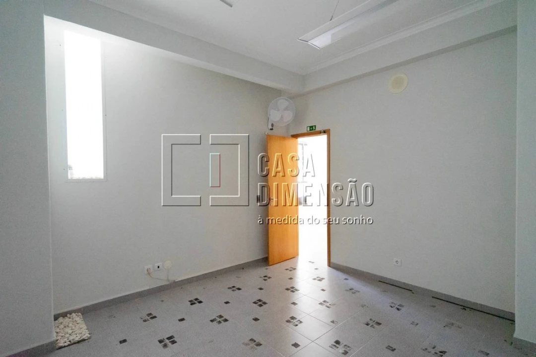 Loja para Arrendamento em Venteira Foto 11