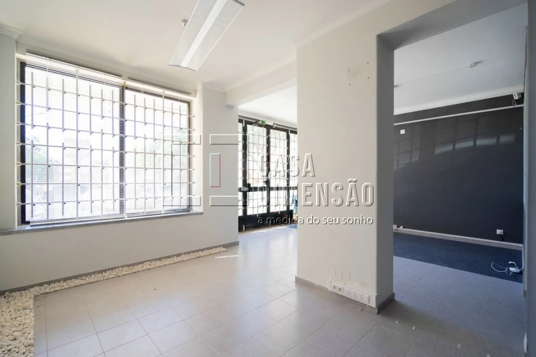 Loja para Arrendamento em Venteira Foto 16