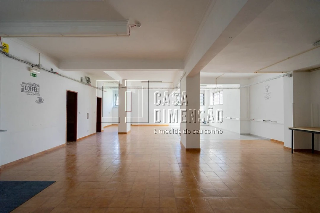 Loja para Arrendamento em Venteira Foto 17