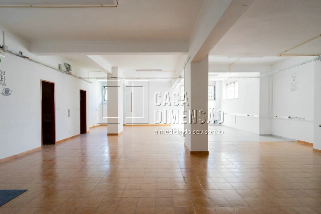 Loja para Arrendamento em Venteira Foto 18