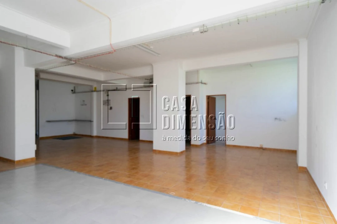 Loja para Arrendamento em Venteira Foto 25