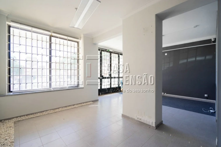 Loja para Arrendamento em Venteira Foto 16