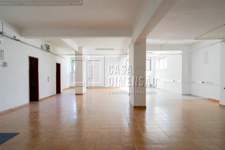 Loja para Arrendamento em Venteira Foto 18