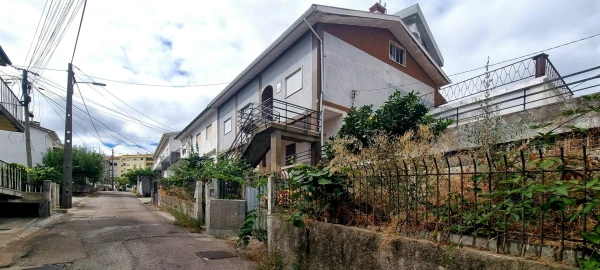 Moradia T10 para Venda em Santo Antonio dos Olivais