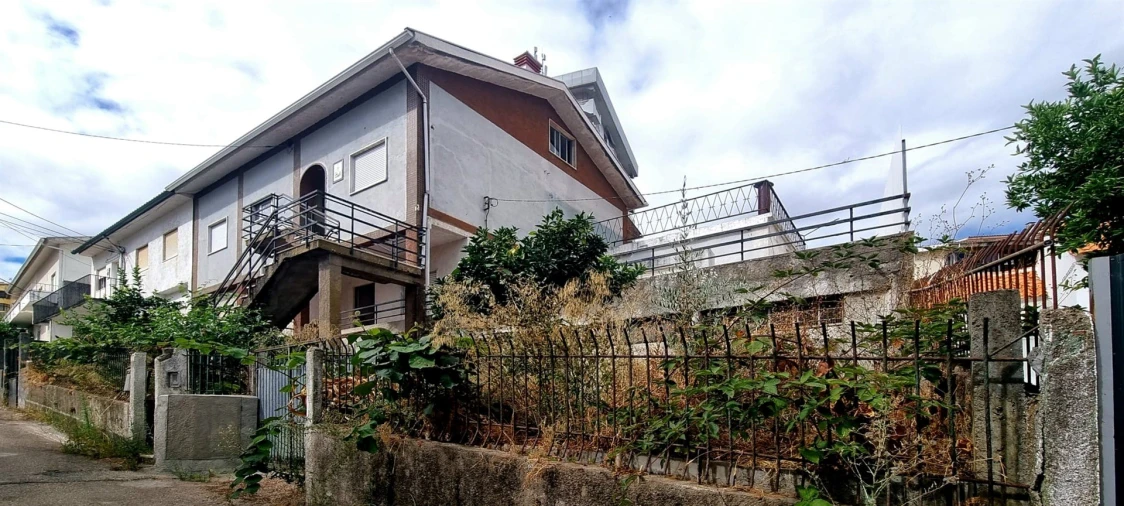 Moradia T10 para Venda em Santo Antonio dos Olivais Foto 2