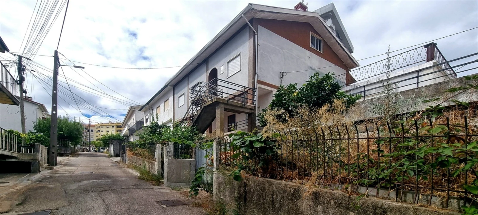 Moradia T10 para Venda em Santo Antonio dos Olivais Foto 1