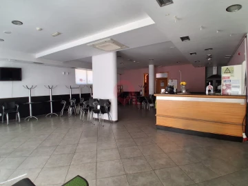 Loja para Arrendamento em Vila e Roussas