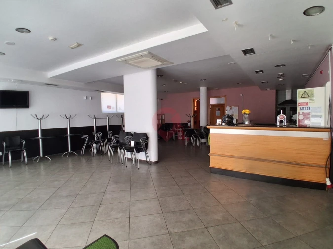 Loja para Arrendamento em Vila e Roussas Foto 4